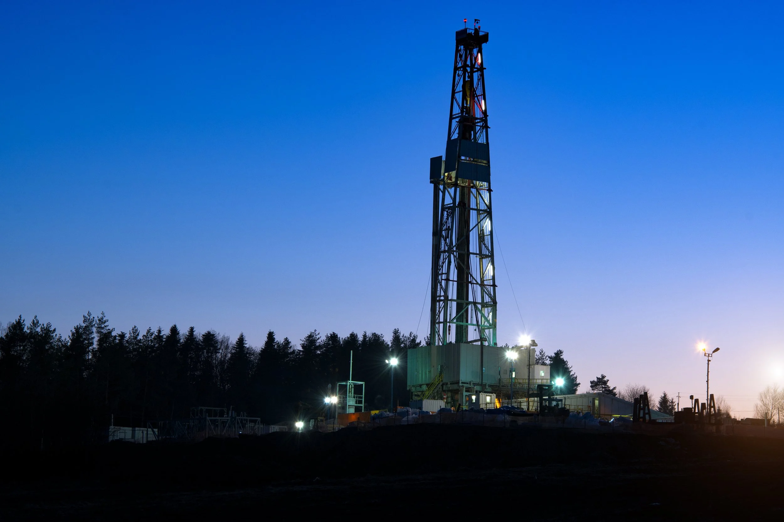 tall-oil-drilling-rig-at-night-under-blue-sky-2026-03-20-03-23-04-utc